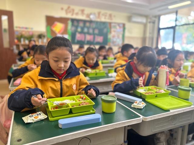 小学用心守护舌尖健康开元棋牌二七区鑫苑(图3)