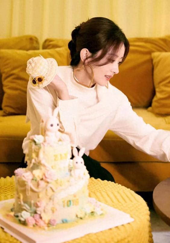 眼神纯净治愈全网手捧兔子蛋糕太甜了开元棋牌赵丽颖38岁生日美照来袭！(图2)