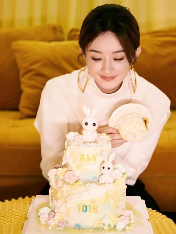 眼神纯净治愈全网手捧兔子蛋糕太甜了开元棋牌赵丽颖38岁生日美照来袭！(图5)